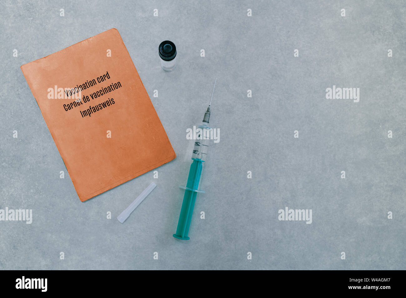 La siringa e il vaccino per la vaccinazione come parte di un generale obbligo di vaccinazione e contro la fatica di vaccino Foto Stock