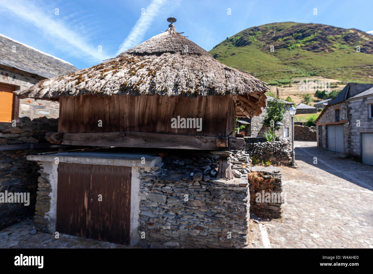 Horreo con tetto in paglia in Balouta, Los Ancares, provincia di León, Spagna Foto Stock