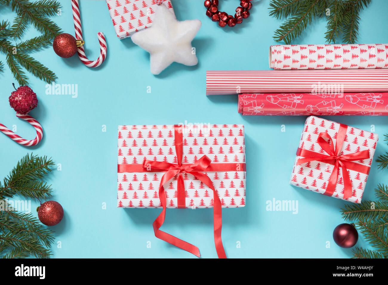 Pacco regalo presenta a sorpresa nella casella di Natale regali di Natale  Natale xmas Foto stock - Alamy