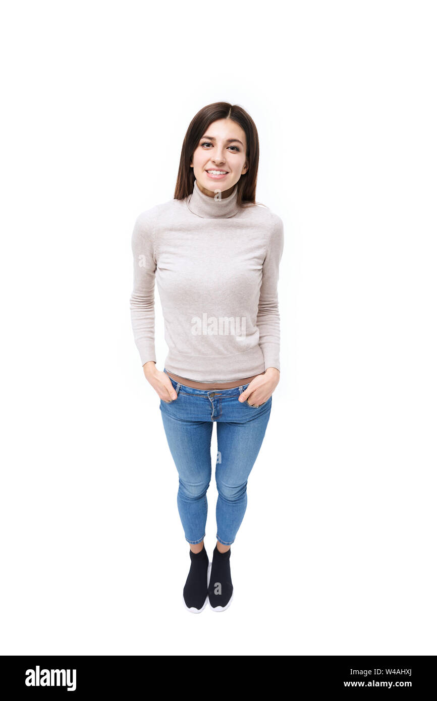 Studio ritratto di una bella donna caucasica, guardando la telecamera sorridendo, ad alto angolo di visione, isolato su sfondo bianco Foto Stock