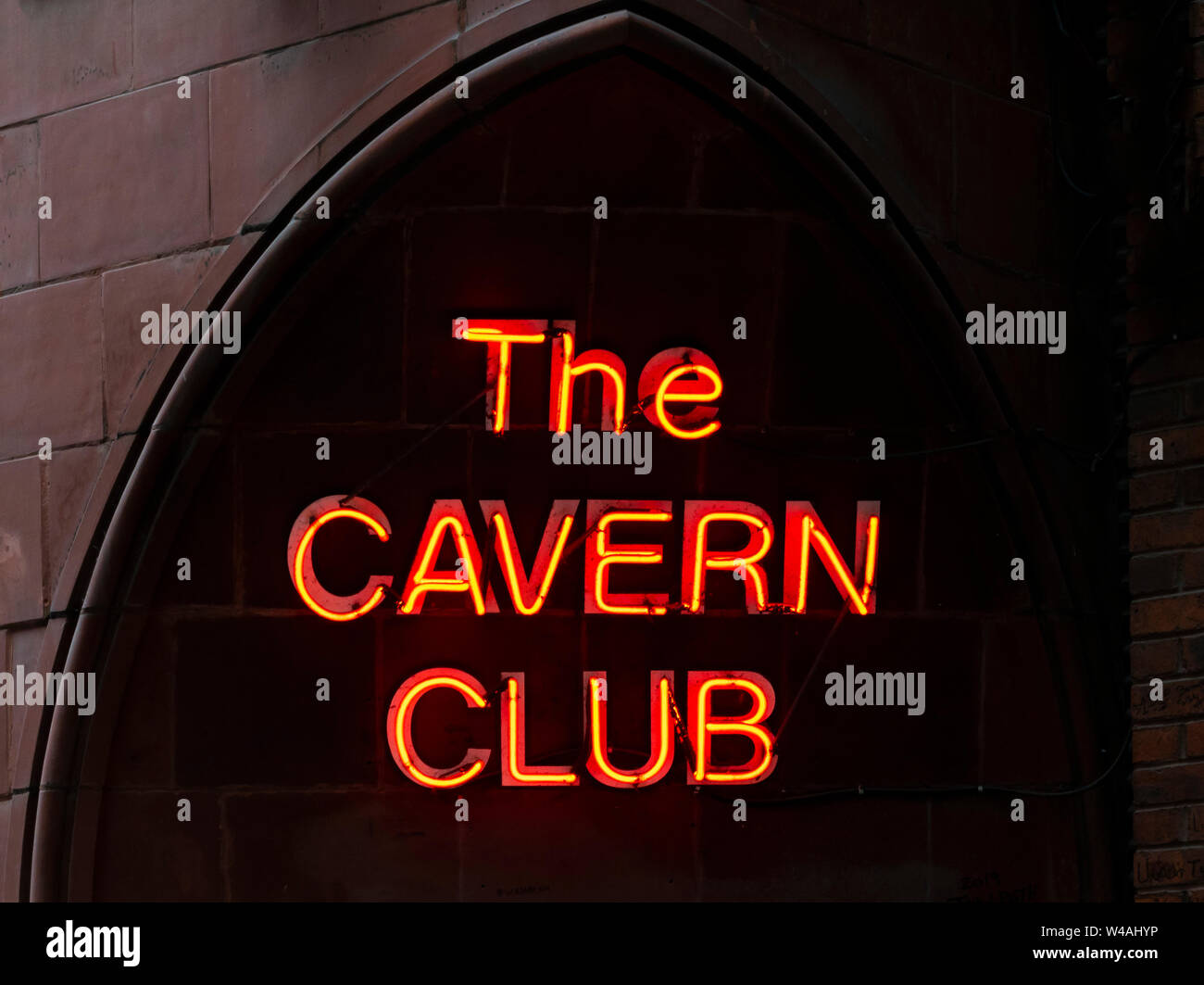 Il Cavern Club insegna al neon su Mathew Street, i Beatles club Street di Liverpool, in Inghilterra Foto Stock