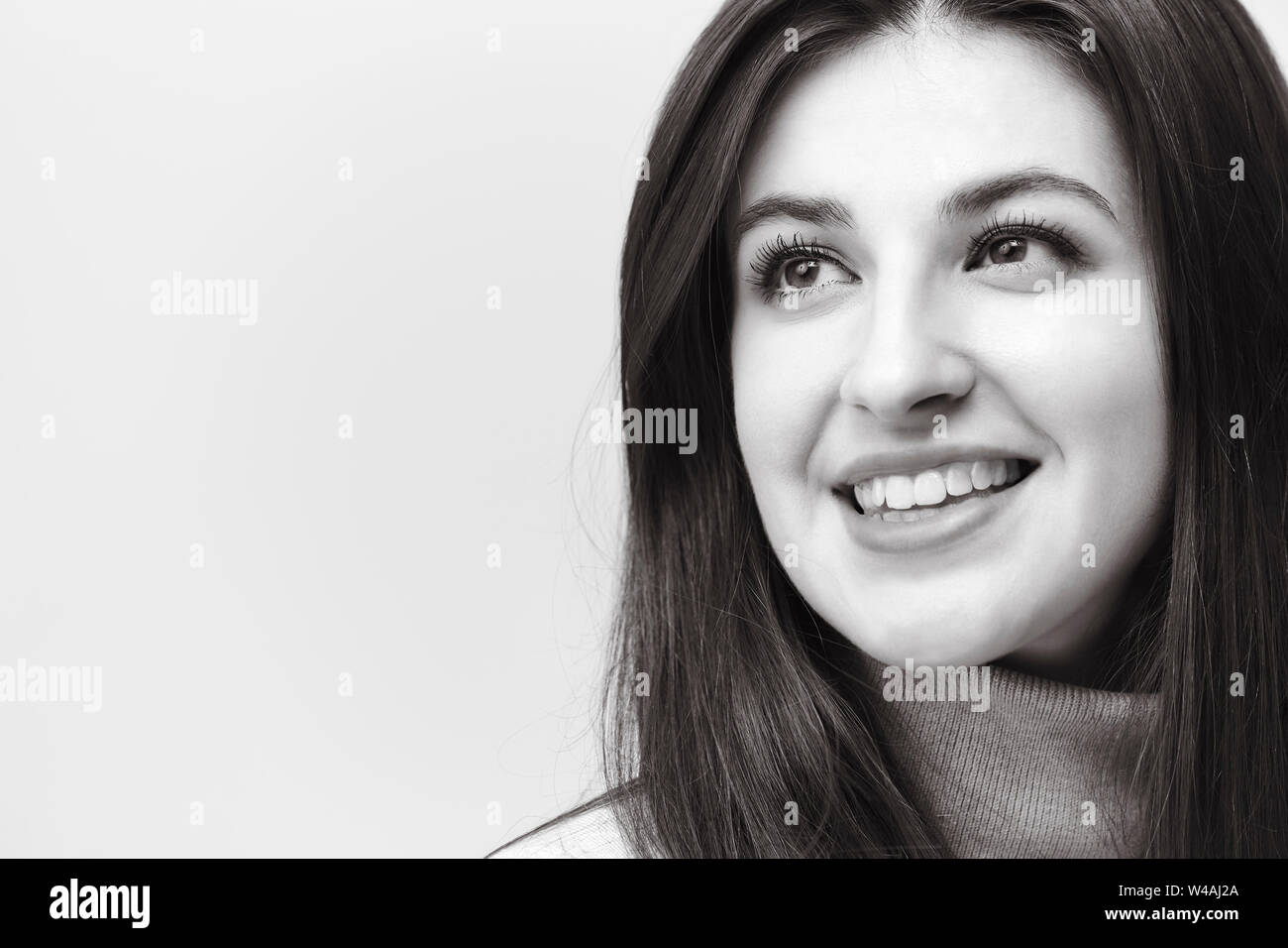 Bianco e nero ritratto di una bella donna caucasica, guardando lontano sorridente Foto Stock