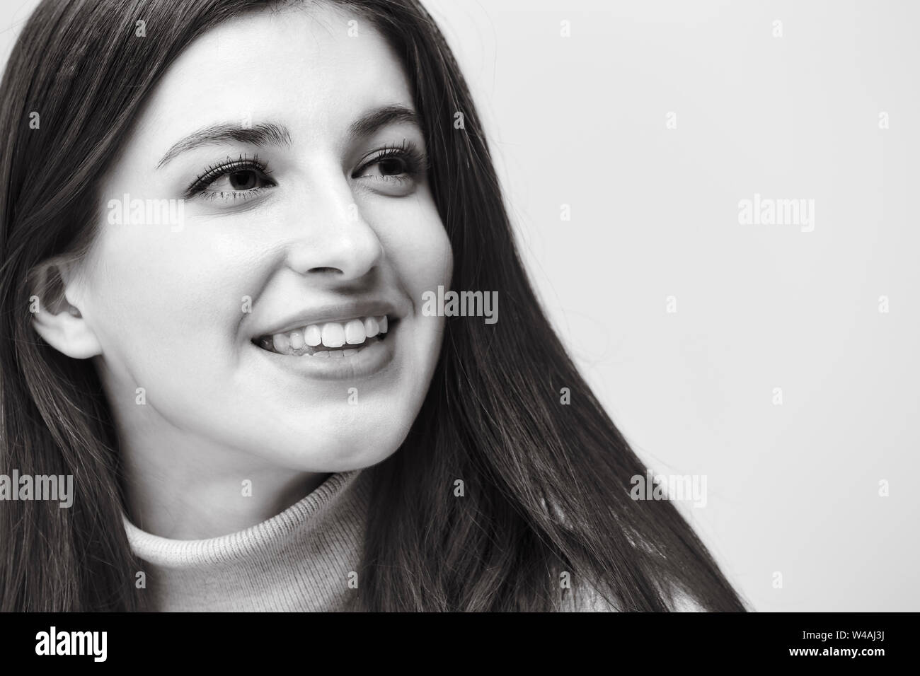 Bianco e nero ritratto di una bella donna caucasica, guardando lontano sorridente Foto Stock