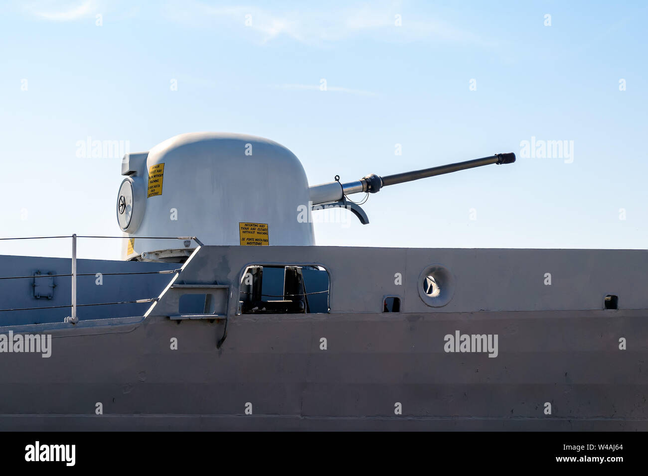 Varna, Bulgaria, 20 luglio 2019. Close-up di una torre con una nave pistola sul grigio di una moderna nave da guerra. Nave arma a torre di colore giallo con cartelli di avvertimento. Foto Stock