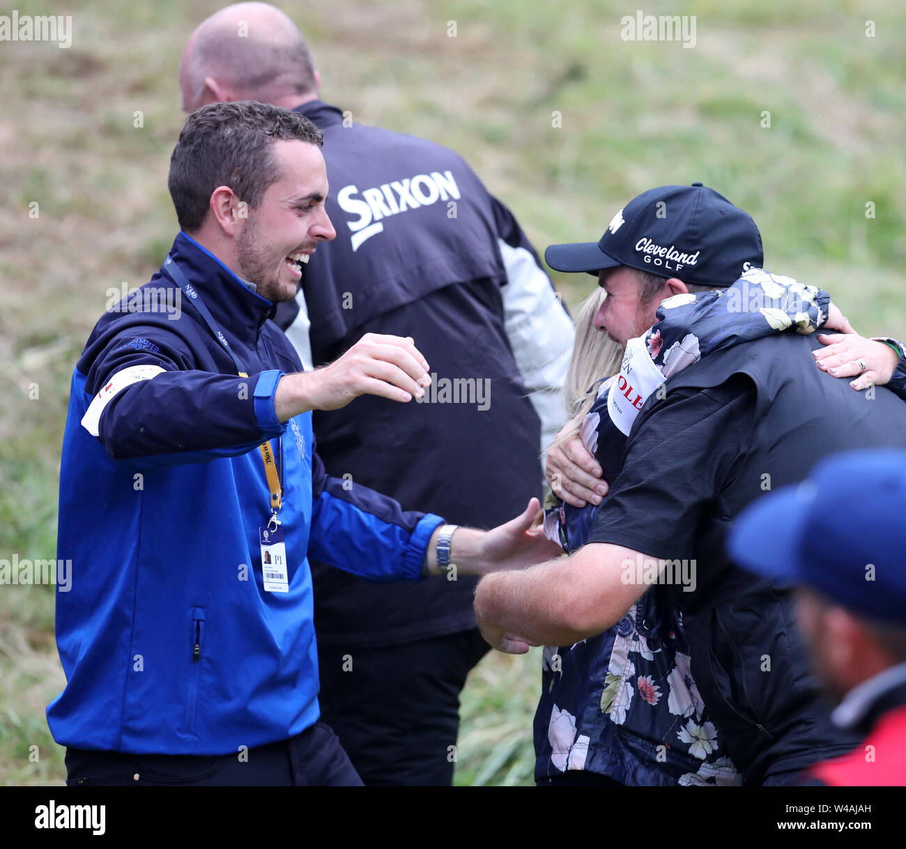 Royal Portrush, UK. 21 Luglio, 2019. Il 148th Open Golf Championship, Royal Portrush, final round; Shane Lowry (IRE) è abbracciato da amici sul retro del xviii credito verde: Azione Plus immagini di sport/Alamy Live News Foto Stock