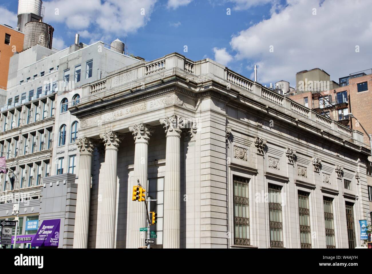 Union Square Savings Bank, progettato da Henry Bacon con colonne corinzie, nella città di New York Foto Stock