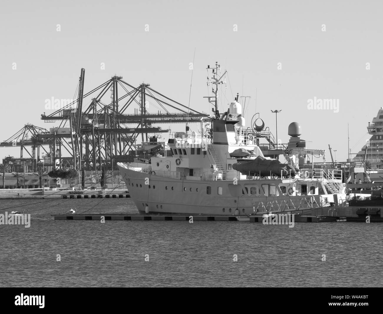 Nave e gru di banchina nel porto di Valencia, Spagna. Foto Stock