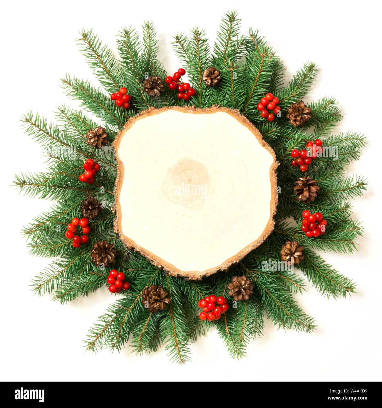 Layout creativo fatto di albero di natale rami con seghe di legno come bianco su sfondo bianco. Vista dall'alto. Concetto di natale. Foto Stock