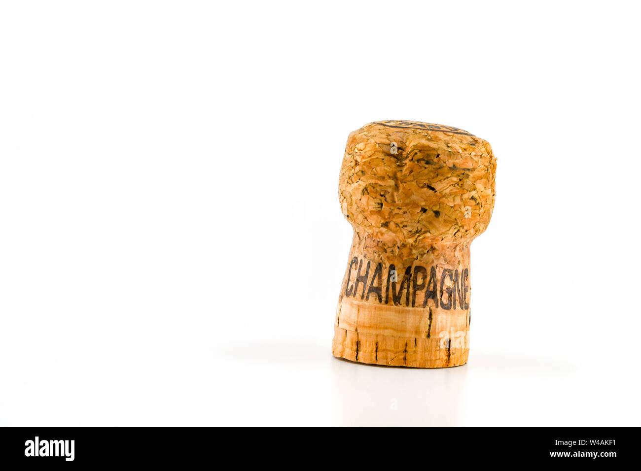 Close up il tappo da una bottiglia di champagne posizionato a destra con lo spazio per la copia a sinistra. La parola "Champagne" è stato masterizzato sul lato del co Foto Stock