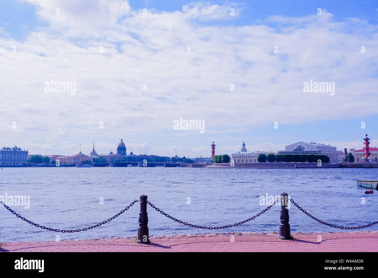 Russia, San Pietroburgo. Spiedo di Isola Vasilyevsky. Colonna rostrale e il magazzino. Vista del fiume Neva dalla fortezza di Pietro e Paolo.Isola Vasilievsky, il Foto Stock