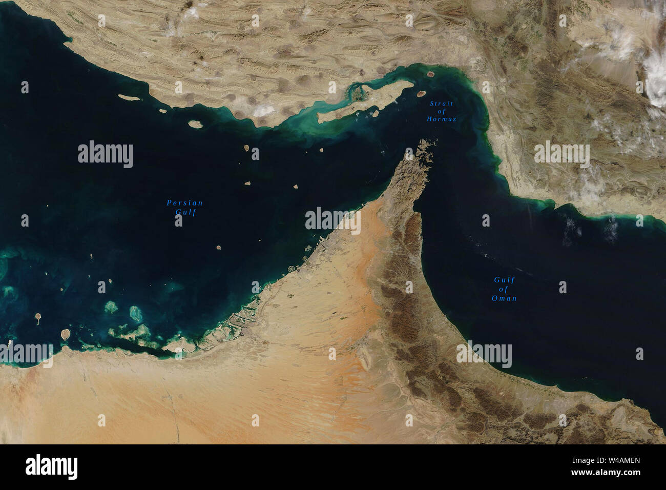 Stretto di Hormuz, un stretto tra il Golfo Persico e il Golfo di Oman, visto dallo spazio - Elementi di questa immagine fornita dalla NASA Foto Stock
