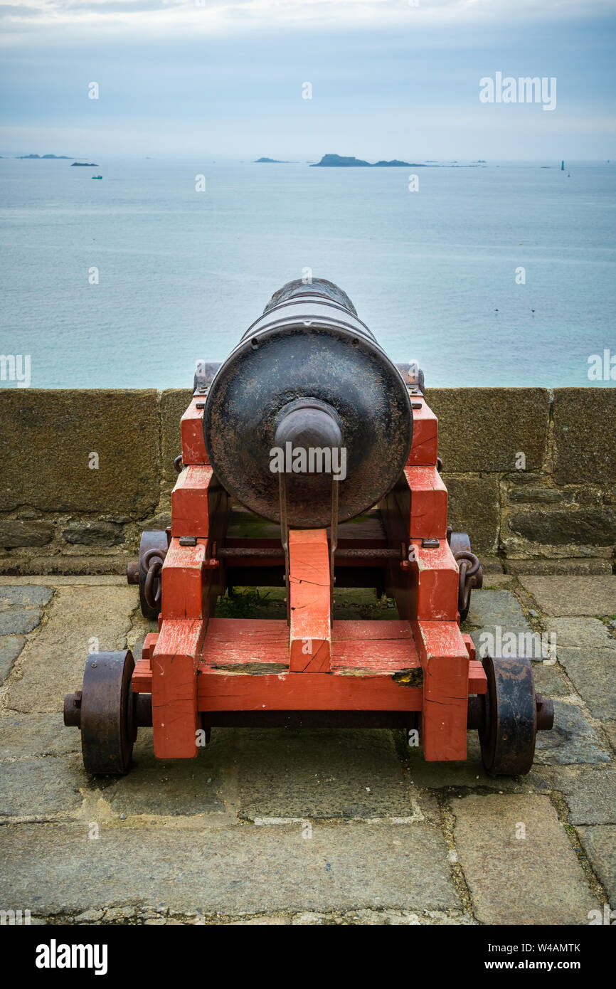 Antico borgo medievale cannone di difesa sui bastioni di St Malo con la baia di sfondo, Brittany, Francia. Foto Stock