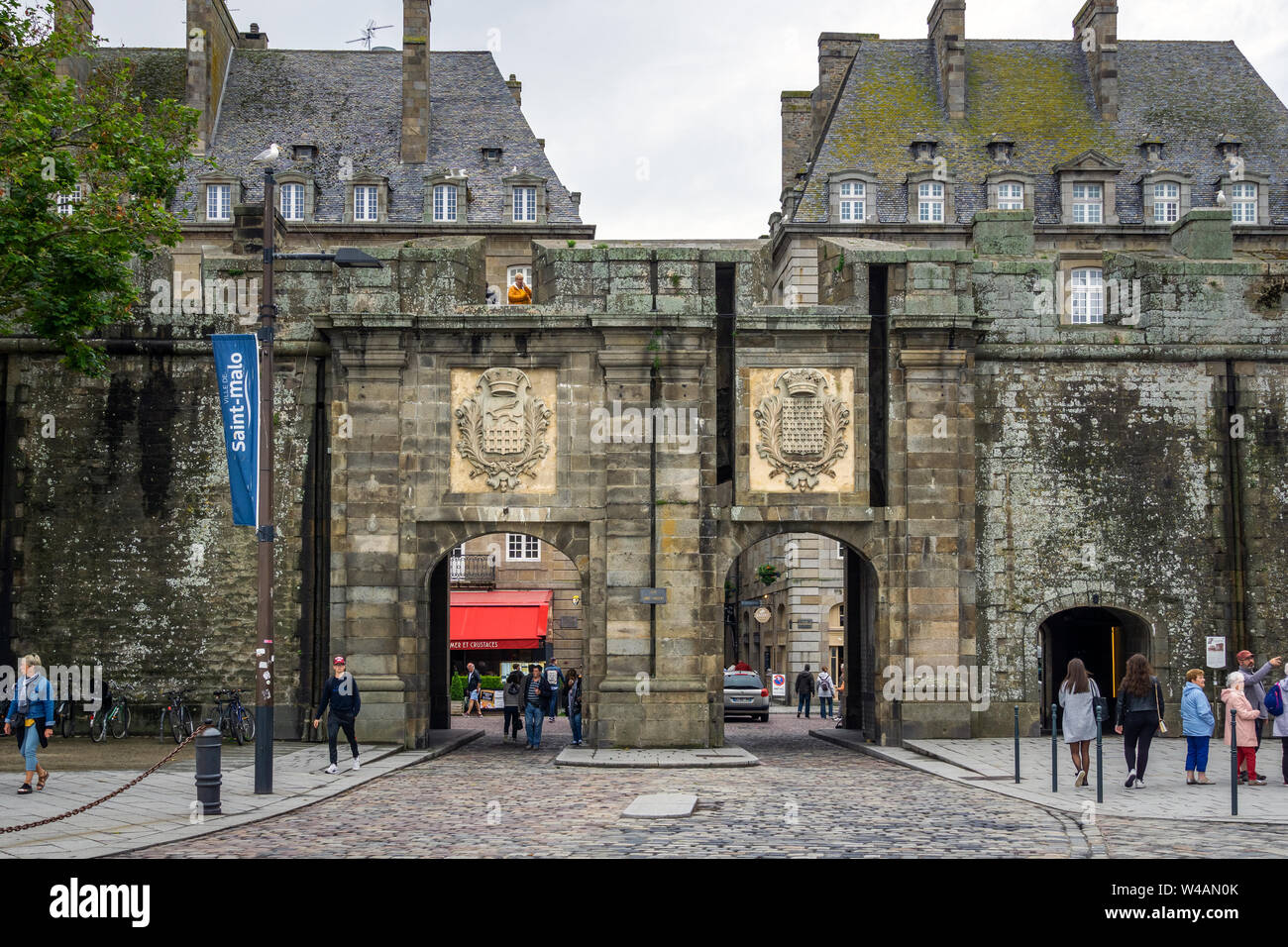 St Vincent porta scolpita con stemma della città, l'entrata principale per St Malo intra muros, centro storico, Bretagna Francia Foto Stock