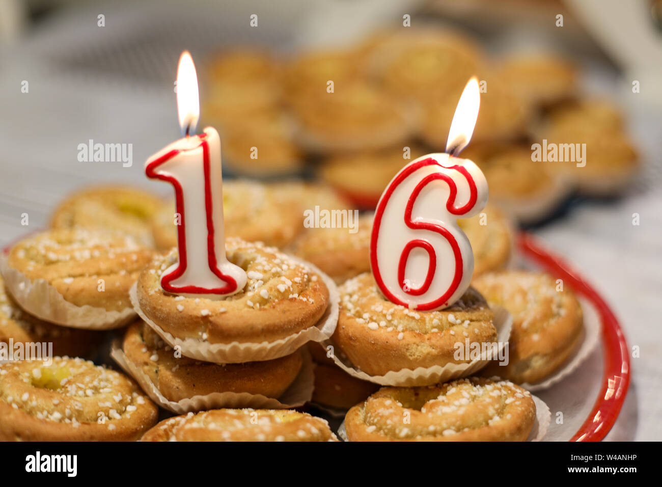 Compleanno di masterizzazione candele su rotoli alla cannella Foto Stock
