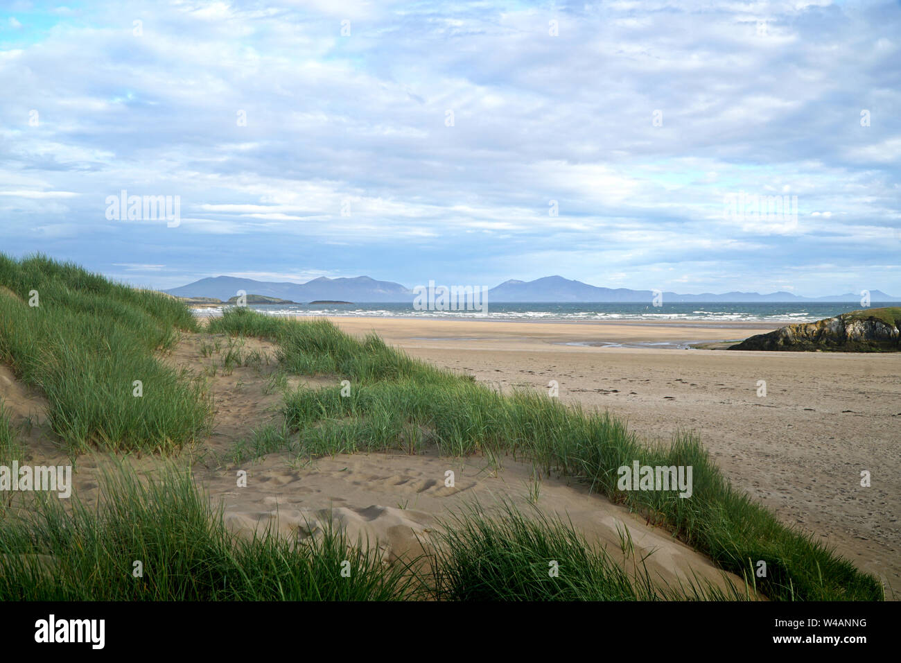 La spiaggia di Aberffraw con le montagne del Parco Nazionale di Snowdonia in distanza Foto Stock