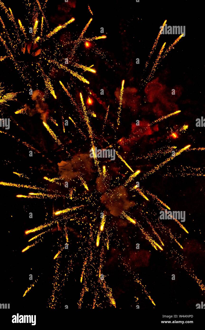 Scatto verticale di fuochi d'artificio gialli e rossi Foto Stock