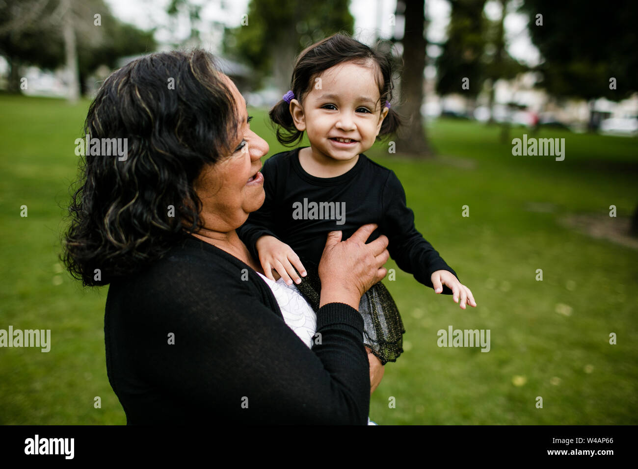 Nonna e nipote sorridente e avvolgente Foto Stock