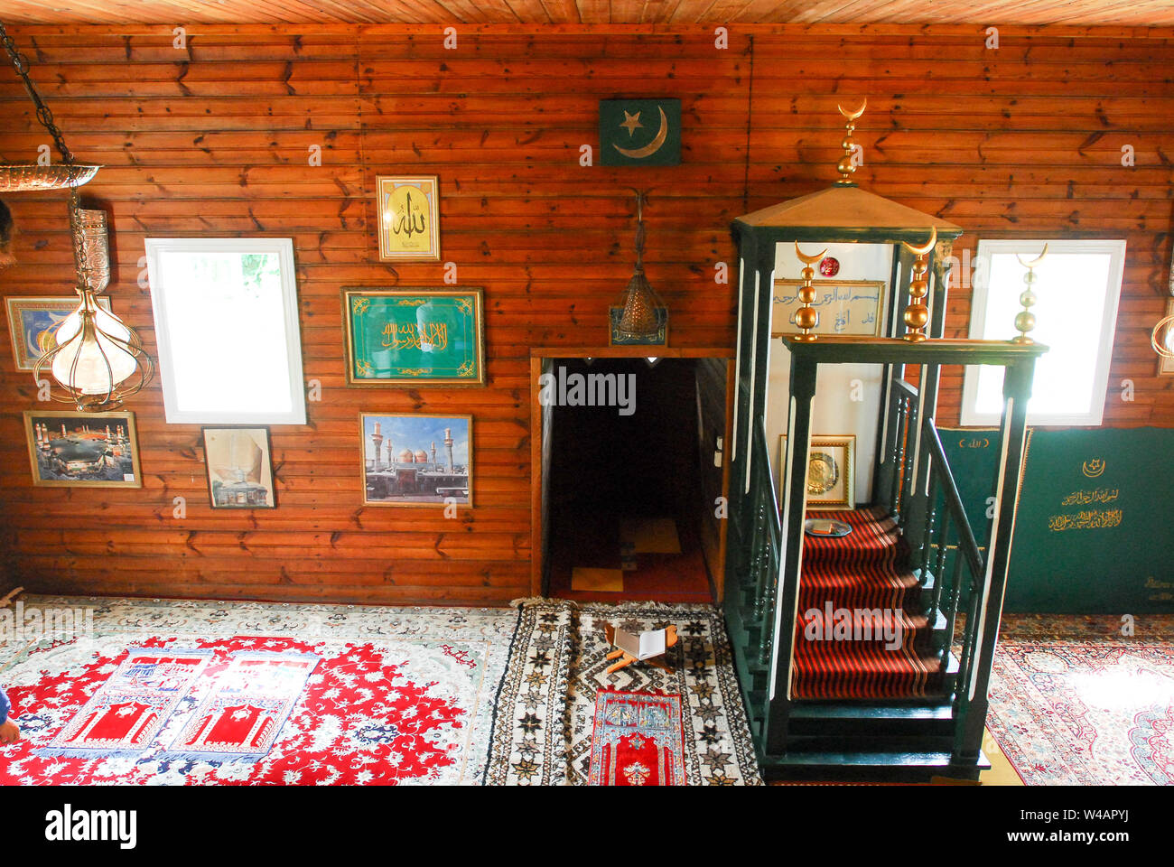 Mihrab e minbar in moschea in legno costruito nel XVIII secolo in Kruszyniany, Polonia. 6 luglio 2008 © Wojciech Strozyk / Alamy Stock Photo Foto Stock