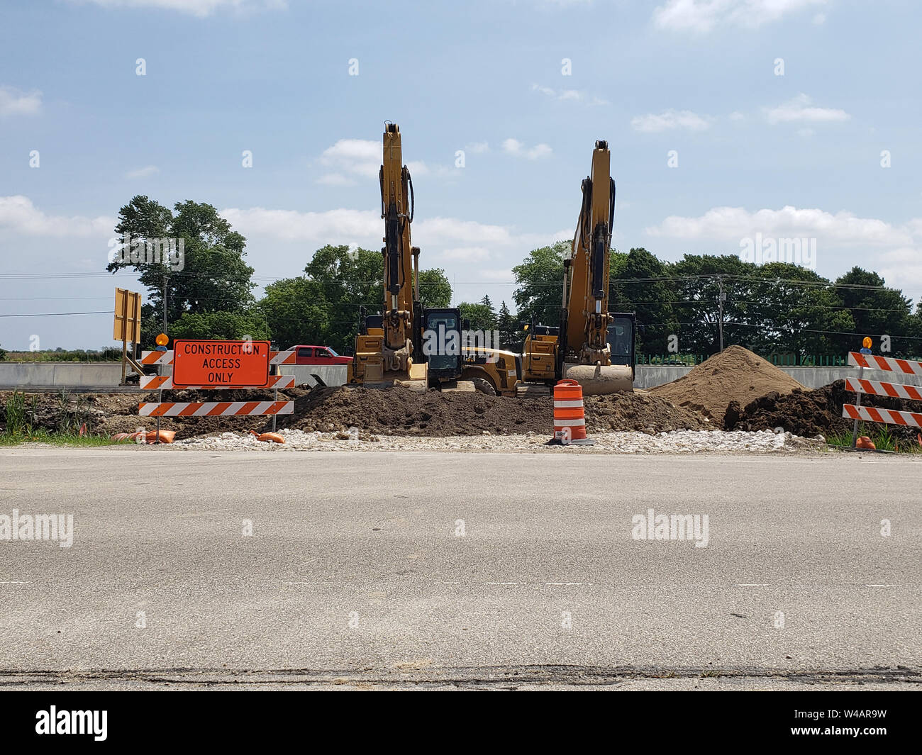 Due escavatori a un ingresso di costruzione per il progetto di ampliamento della Interstate 94 vicino al nuovo sito Foxconn a Racine, Wisconsin il 20 luglio 2019. Foto Stock