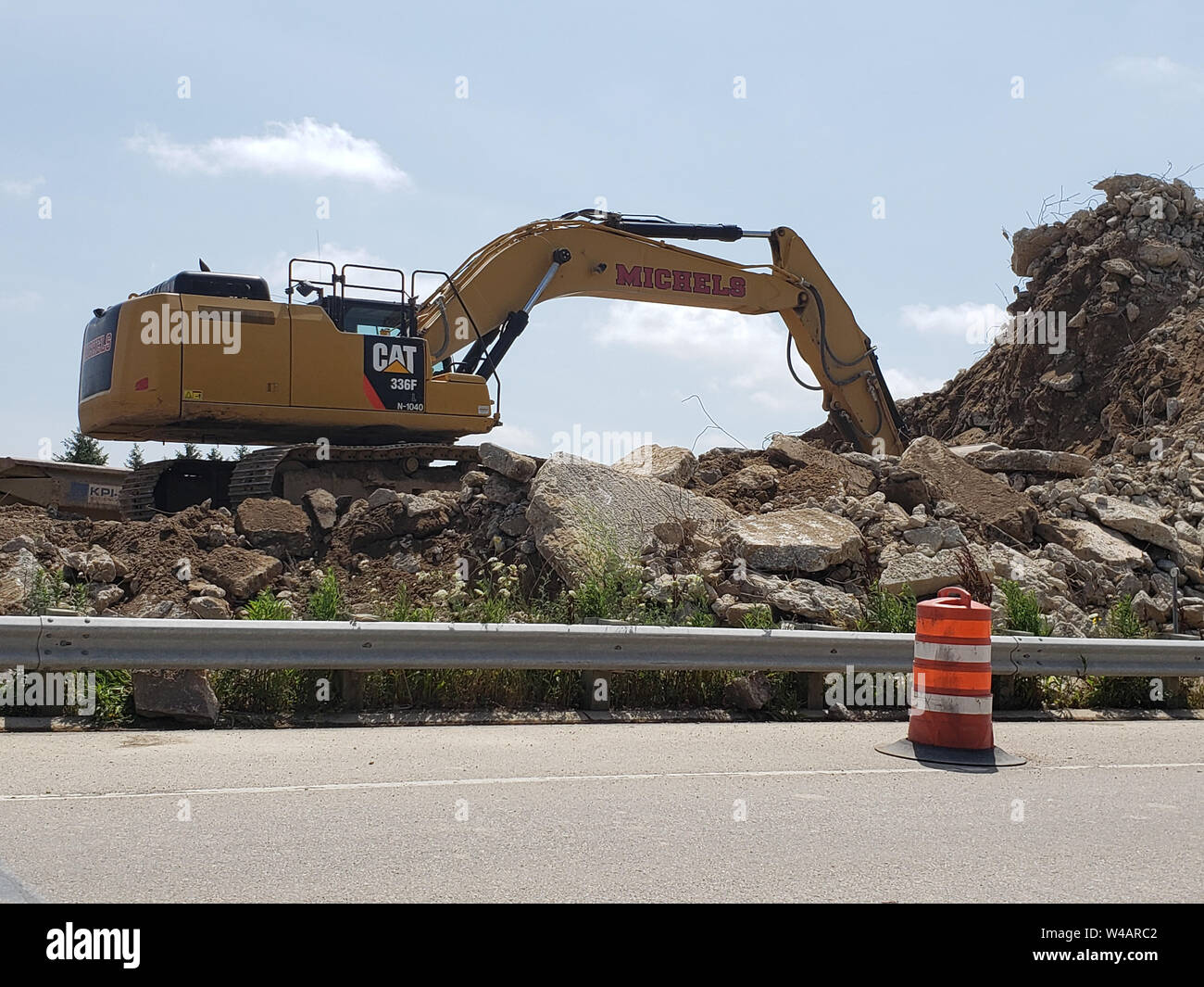 Escavatore a scavare grandi blocchi di calcestruzzo per assistere nell'ampliamento della Interstatale 94 a Racine, Wisconsin vicino al nuovo sito Foxconn sulla luglio 20, 2019. Foto Stock