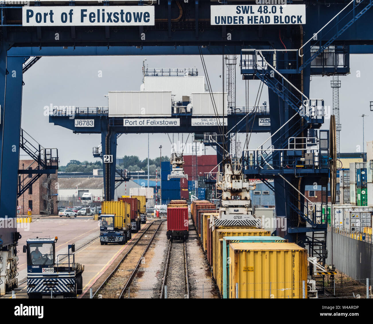 Terminal merci ferroviario - trasporto merci su container ferroviario al porto di Felixstowe. I container vengono caricati su treni container per il transito successivo. Foto Stock