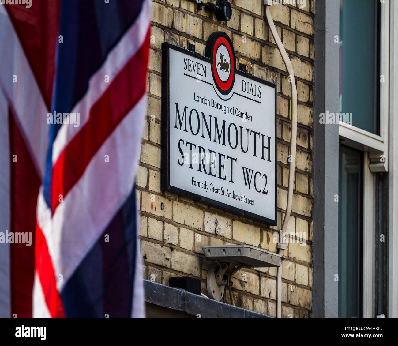 Monmouth Street Seven Dials - London Street Signs - Monmouth Street nel quartiere Seven Dials di Londra Foto Stock