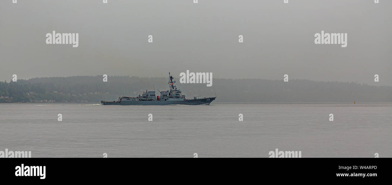 Un percorso guidato-missile distruttore su foggy Bay nei pressi di Seattle, Washington Foto Stock