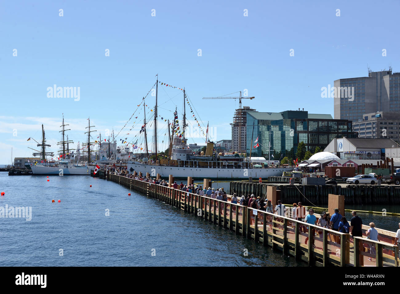 Halifax, Canada - 31 Luglio 2017: Diverse persone a piedi sulla temporanea galleggiante ponte costruito per consentire alle persone di camminare lungo l'acqua mentre const Foto Stock