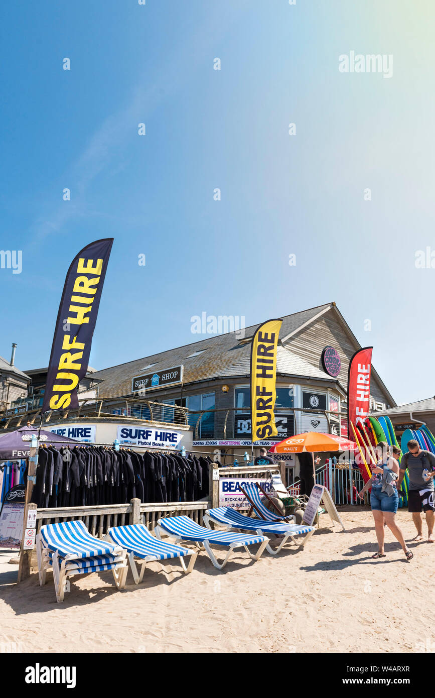 Tavole da surf, muta e lettini disponibili per il noleggio da Fistral Surf Noleggio a Newquay in Cornovaglia. Foto Stock