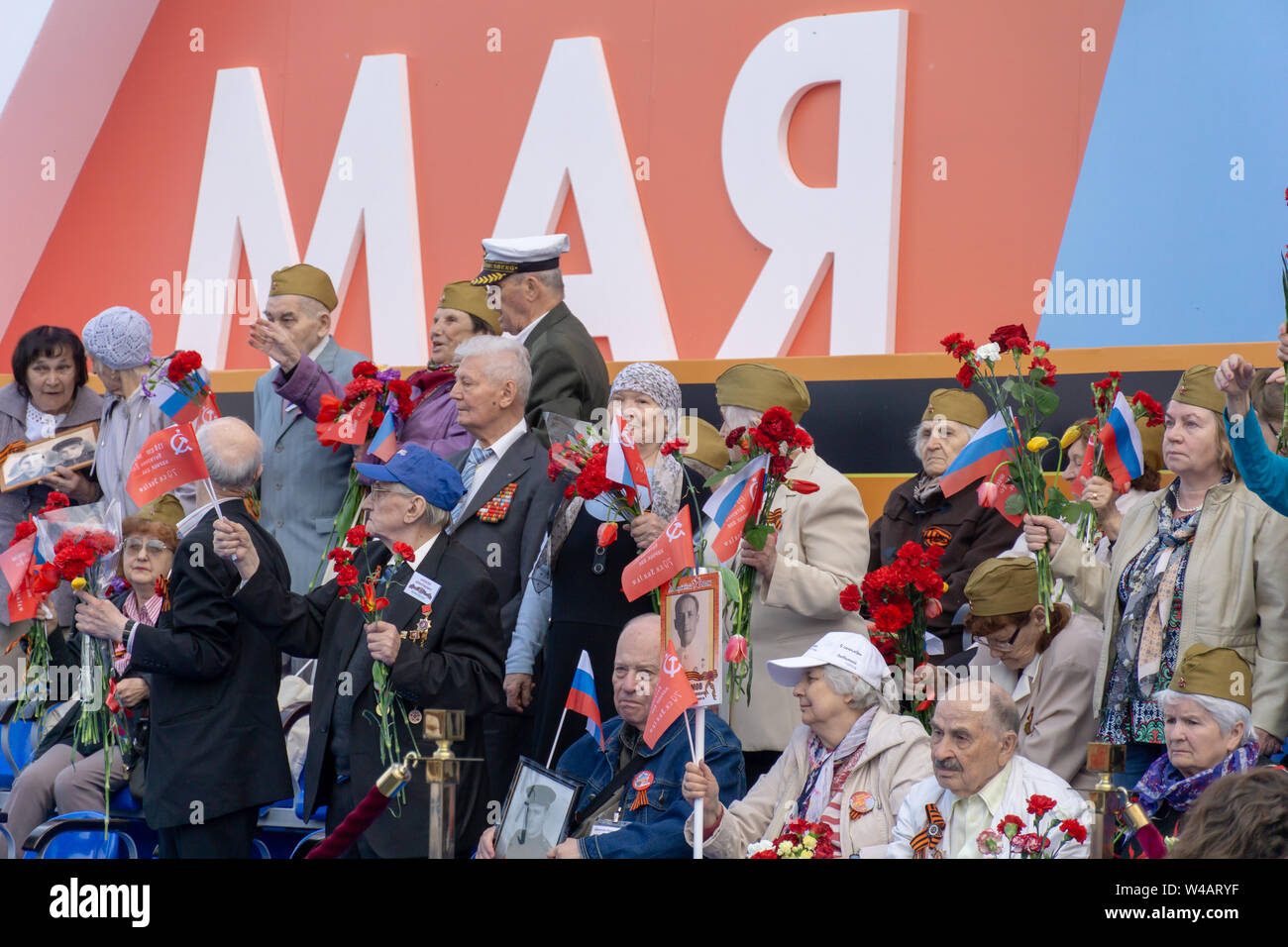 Mosca, Russia - 9 Maggio 2019: reggimento immortale processione nel giorno della vittoria. Vecchio eroico popolo salutando la folla che passando da Foto Stock