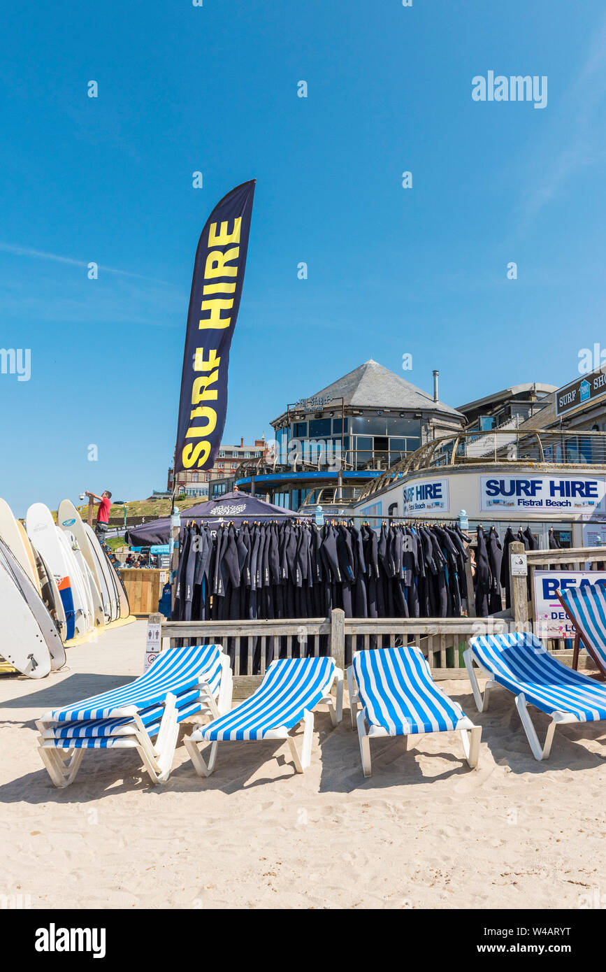 Tavole da surf, muta e lettini disponibili per il noleggio da Fistral Surf Noleggio a Newquay in Cornovaglia. Foto Stock
