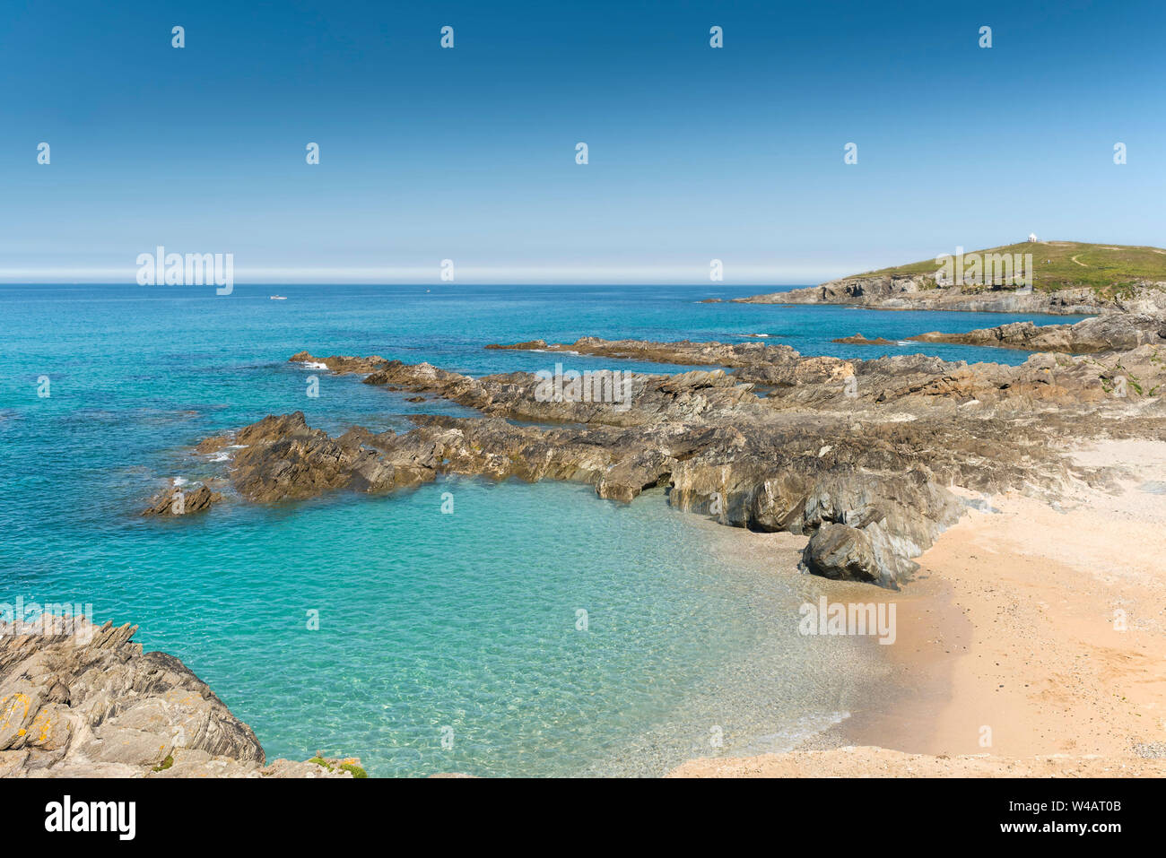 Il bellissimo mare turchese intorno alla costa di poco Fistral a Newquay in Cornovaglia. Foto Stock