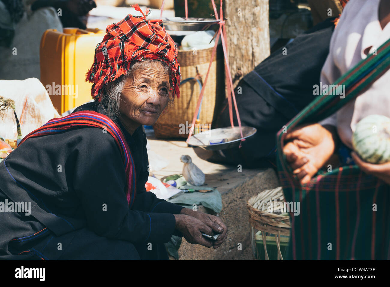 Indein, Myanmar - Marzo 2019: vecchia donna birmano in abito tradizionale da PaO dragon tribù di persone sulla strada del mercato al Lago Inle. Foto Stock