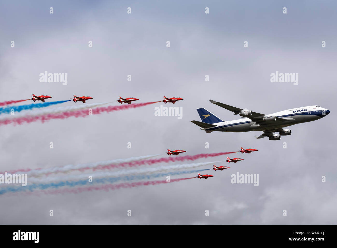 Le frecce rosse formazione volo con British Airways BOAC livrea Boeing 747 battenti il 20 luglio 2019 a RIAT 2019, RAF Fairford, Gloucestershire, Regno Unito Foto Stock