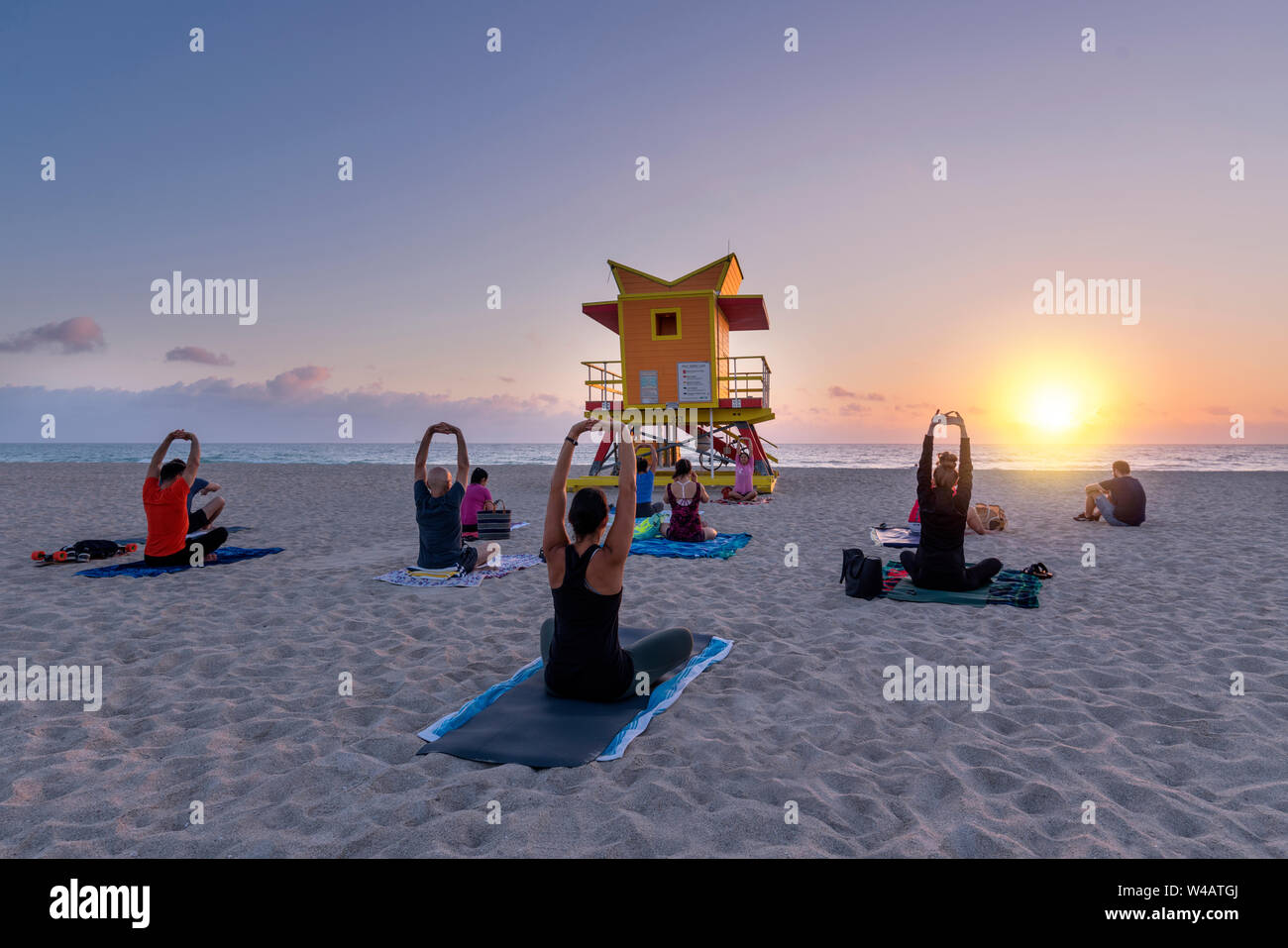 OUTDOOR Yoga classe terza strada LIFEGUARD STAND (©WILLIAM LANE 2016) MIAMI BEACH FLORIDA USA Foto Stock