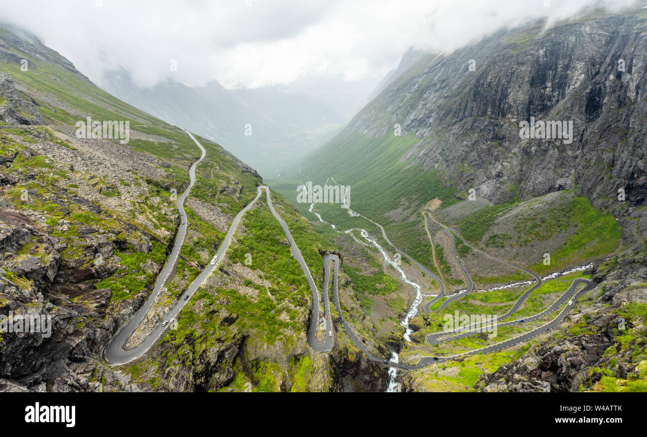 Percorso di trolles, la strada curva in tutta la montagna, Trollstigen, Rauma comune, More og Romsdal, County, Norvegia Foto Stock