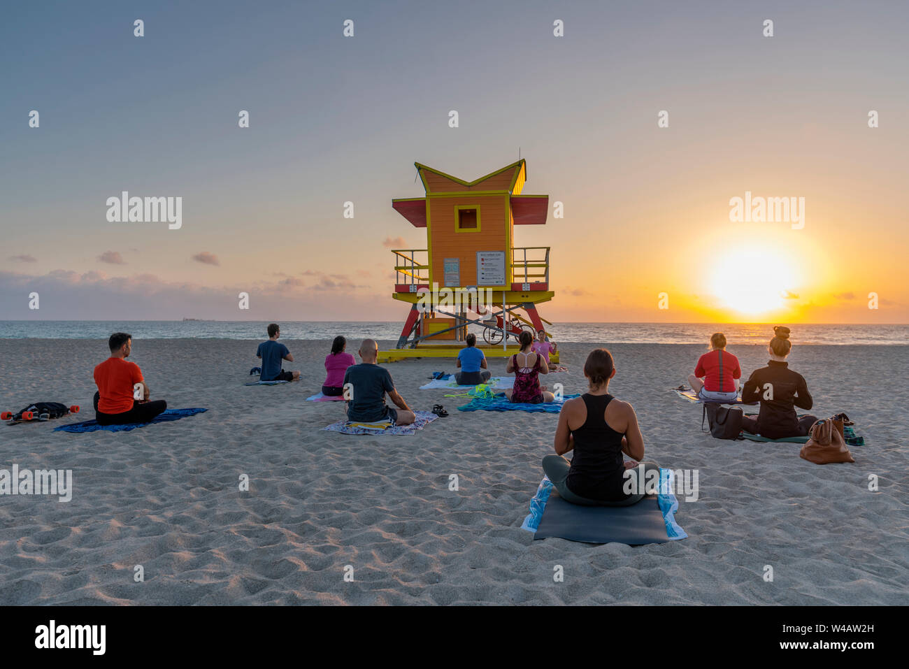 OUTDOOR Yoga classe terza strada LIFEGUARD STAND (©WILLIAM LANE 2016) MIAMI BEACH FLORIDA USA Foto Stock