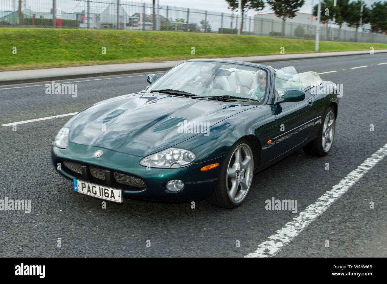 Fleetwood Festival of Transport; Grand Tourer Jaguar XKR verde 2019 anni '90; veicoli e automobili partecipano alla mostra di auto classiche a Lancashire, Regno Unito Foto Stock