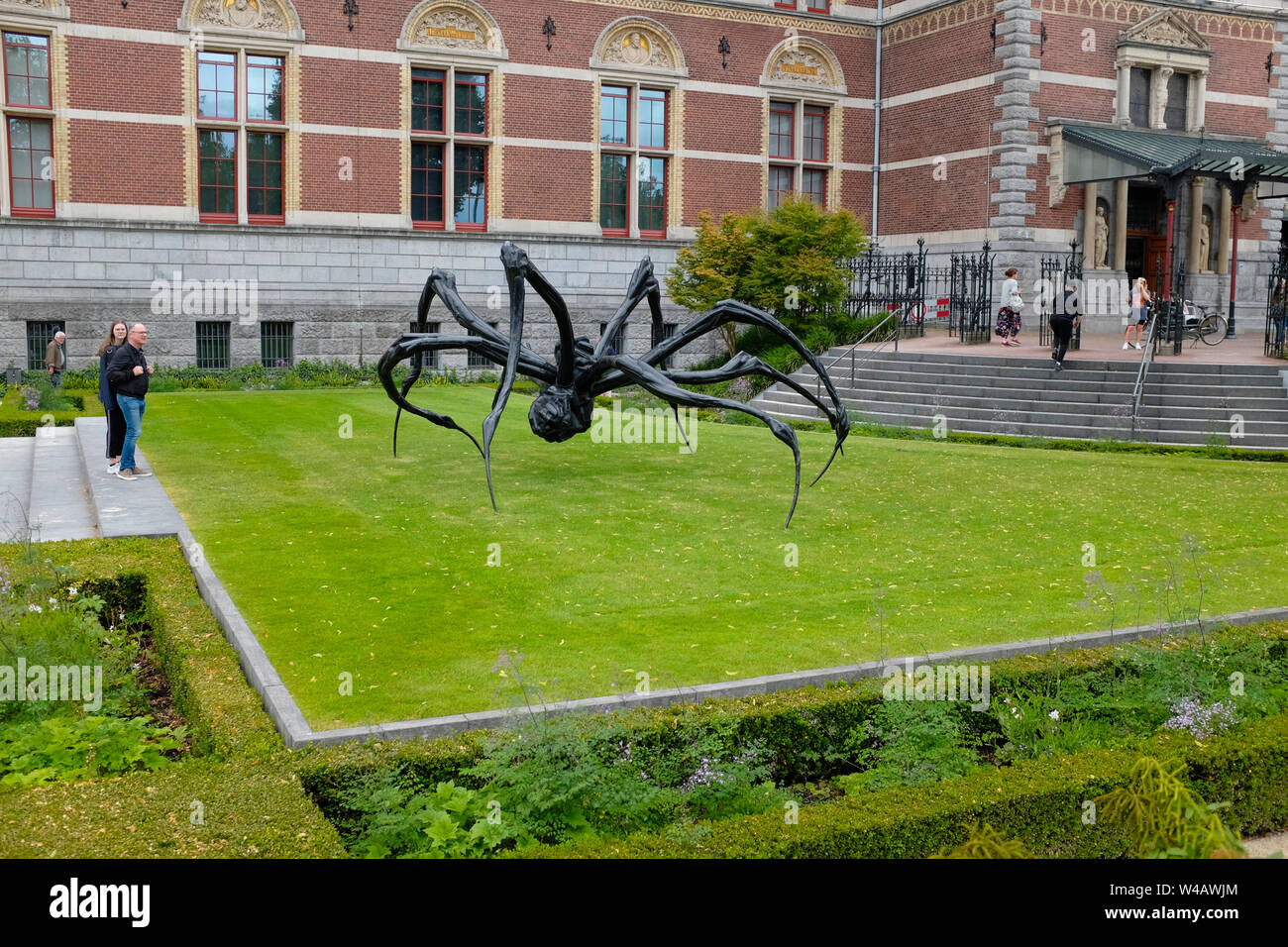 Accovacciato Spider 2003 da French-American artista Louise Bourgeois 1911-2010. Rijksmuseum Gardens, Amsterdam, Paesi Bassi. Foto Stock