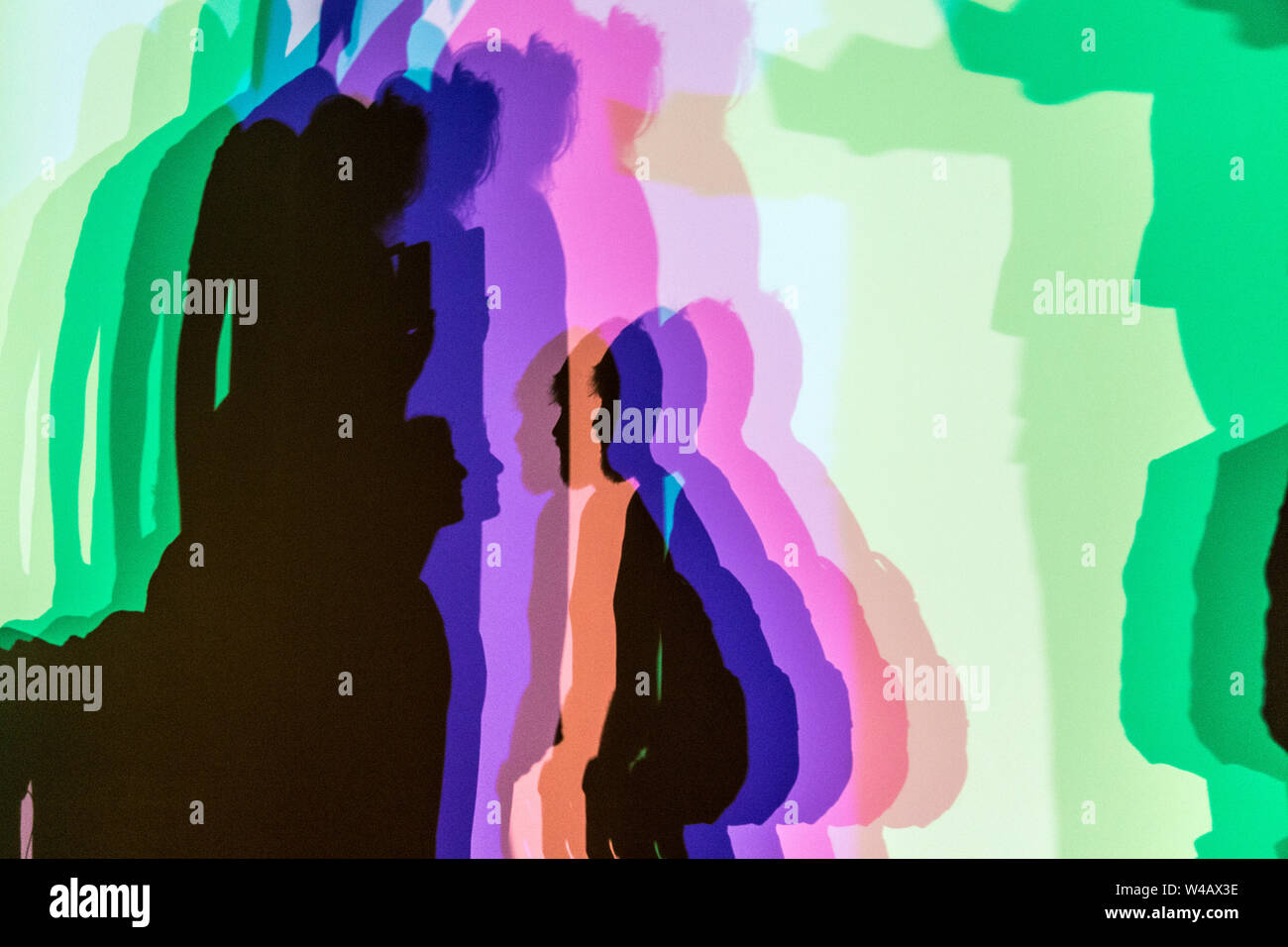 Olafur Eliasson 'la tua ombra incerto" (2010), "nella vita reale' 2019 mostra presso la Tate Modern di Londra, Regno Unito Foto Stock