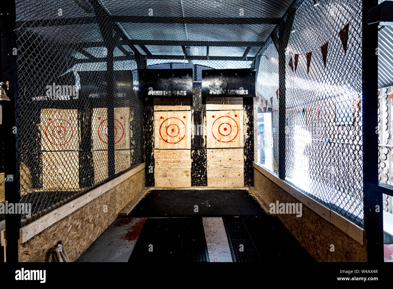 Target di corsie a fischio Punks Urban Ax gettando, London, Regno Unito Foto Stock