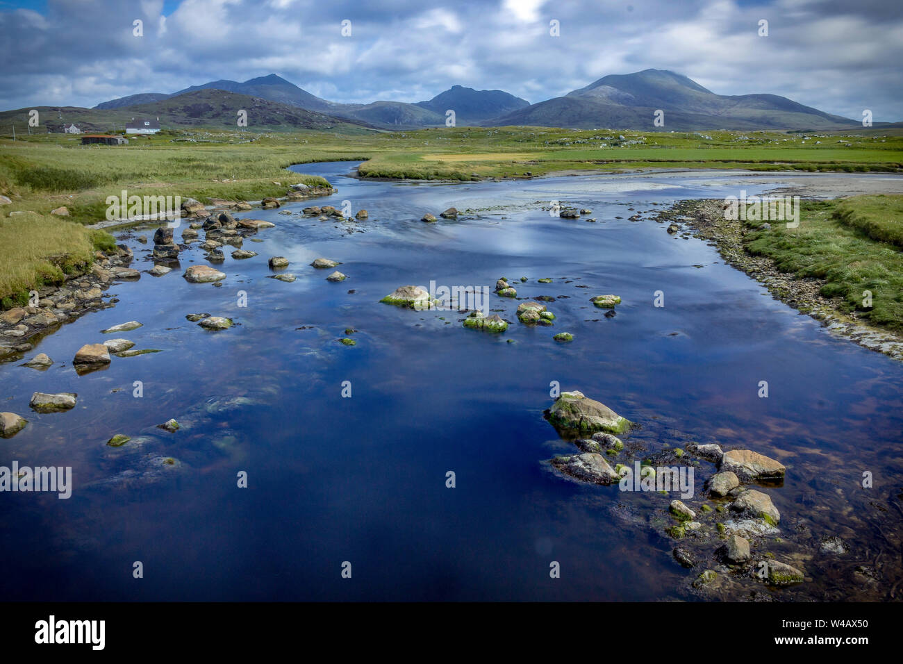 Vista di sud Uist colline da Howmore, Ebridi Esterne, Scozia Foto Stock