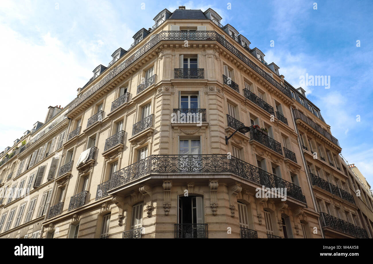 Tradizionale casa francese con i tipici balconi e finestre. Parigi, Francia. Foto Stock