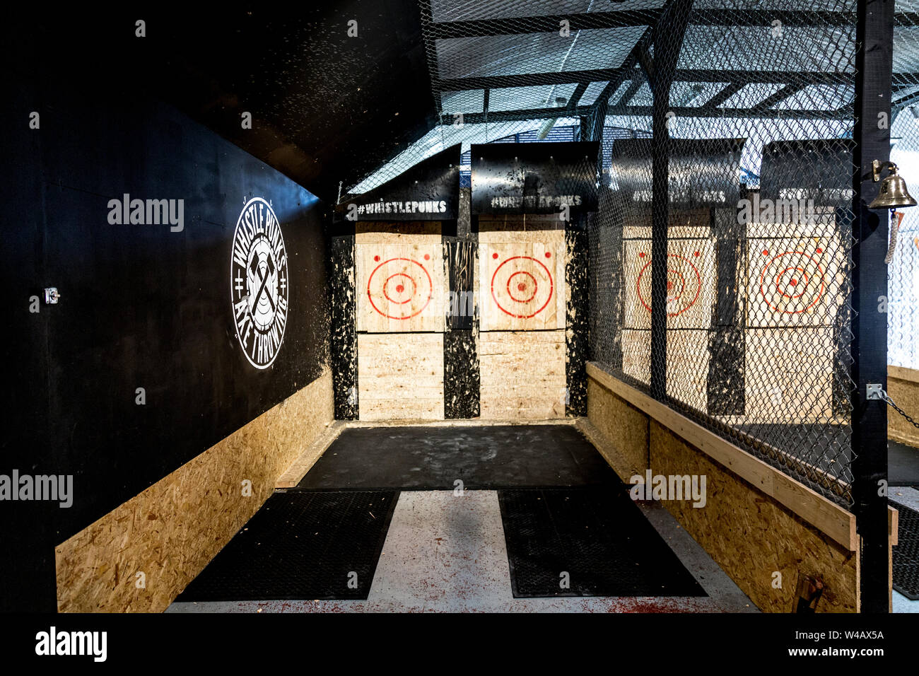 Target di corsie a fischio Punks Urban Ax gettando, London, Regno Unito Foto Stock