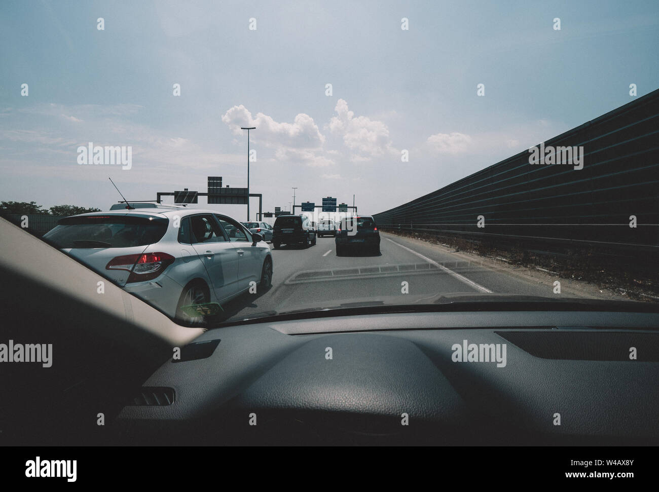 Parigi, Francia - Luglio 15, 2018: Driver POV prospettiva personale e la guida anteriore Renault auto nel traffico in uscita corsia di Boulevard Peripherique a Parigi, Francia - cinematografica filtro vintage Foto Stock