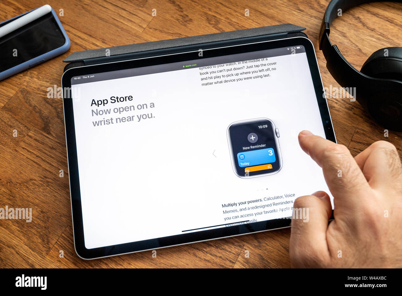 Parigi, Francia - giu 6, 2019: uomo lettura su iPad Apple Pro tablet circa il recente annuncio di alla Apple Worldwide Developers Conference - mostra la calcolatrice, registratore vocale e memo app su watch Foto Stock