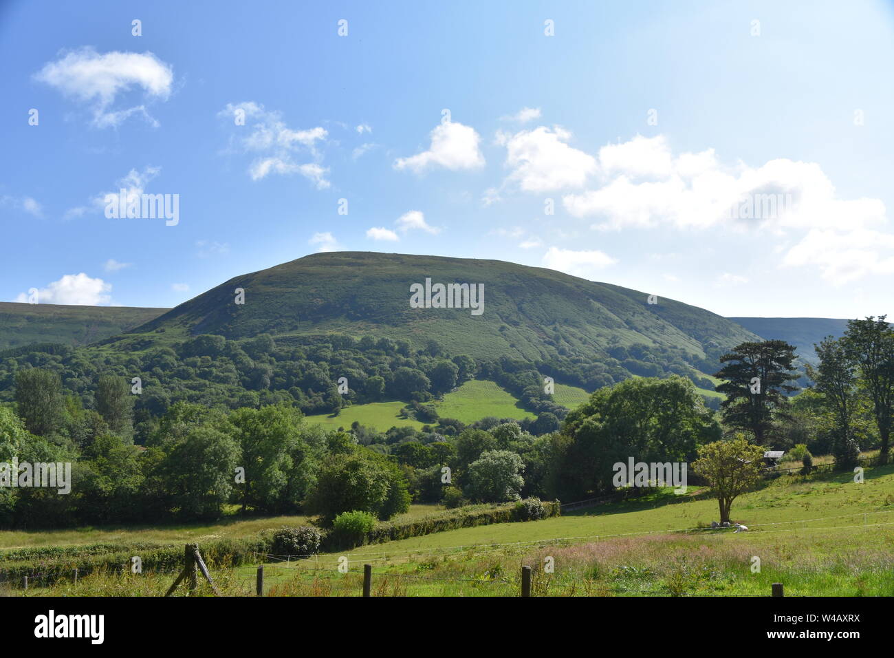 Distante monte piana in una giornata di sole Foto Stock
