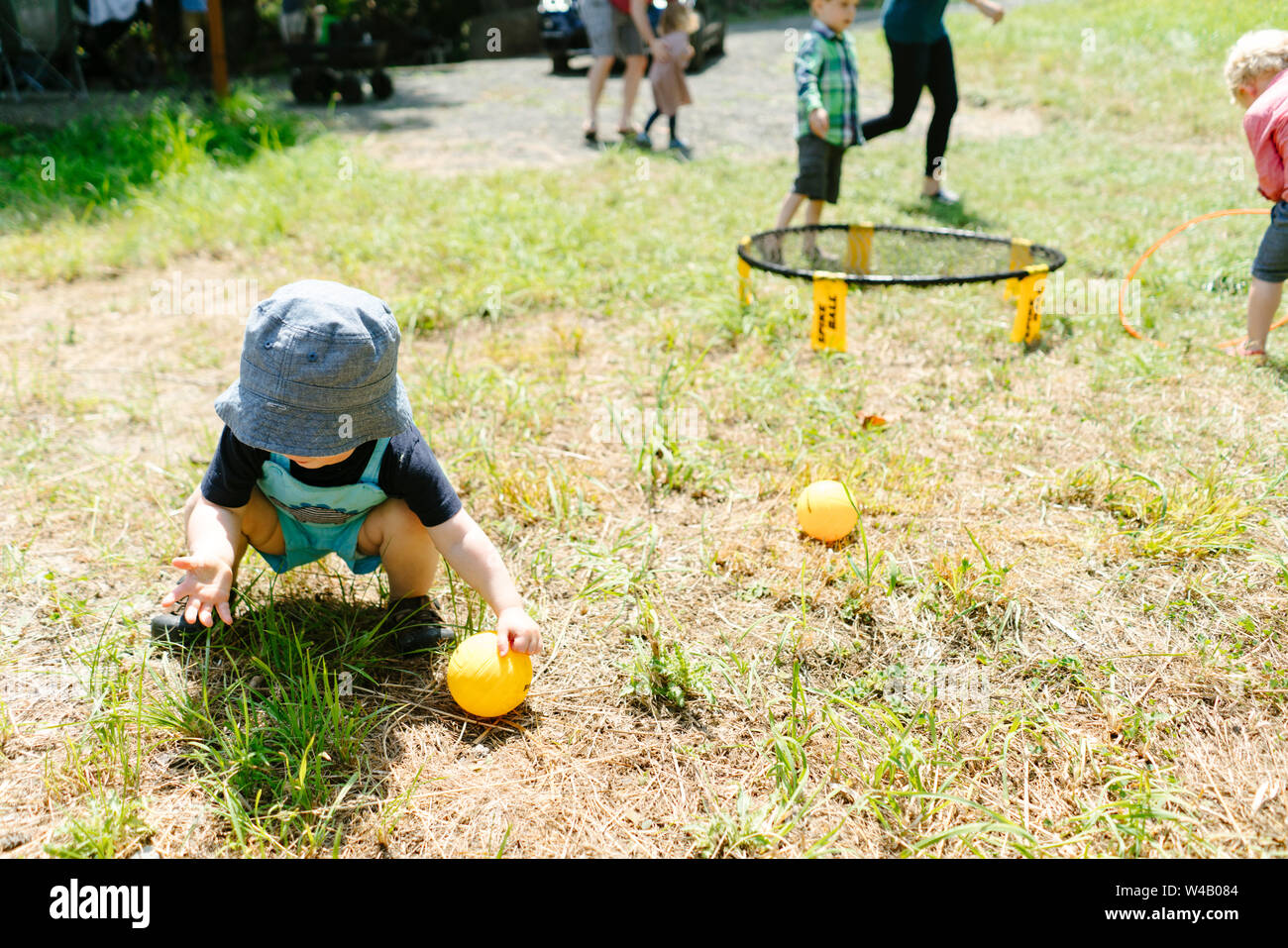 Closeup ritratto di una giovane ragazzo giocando in erba mentre camping Foto Stock