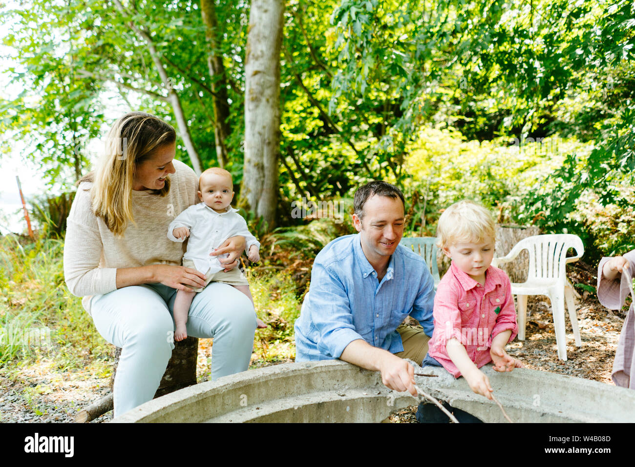 Ritratto di una famiglia con figli piccoli la tostatura marshmallow Foto Stock
