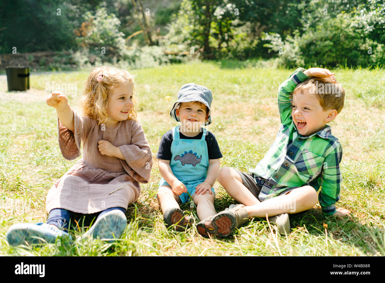 Dritto su ritratto di tre bambini di giocare e ridere insieme Foto Stock